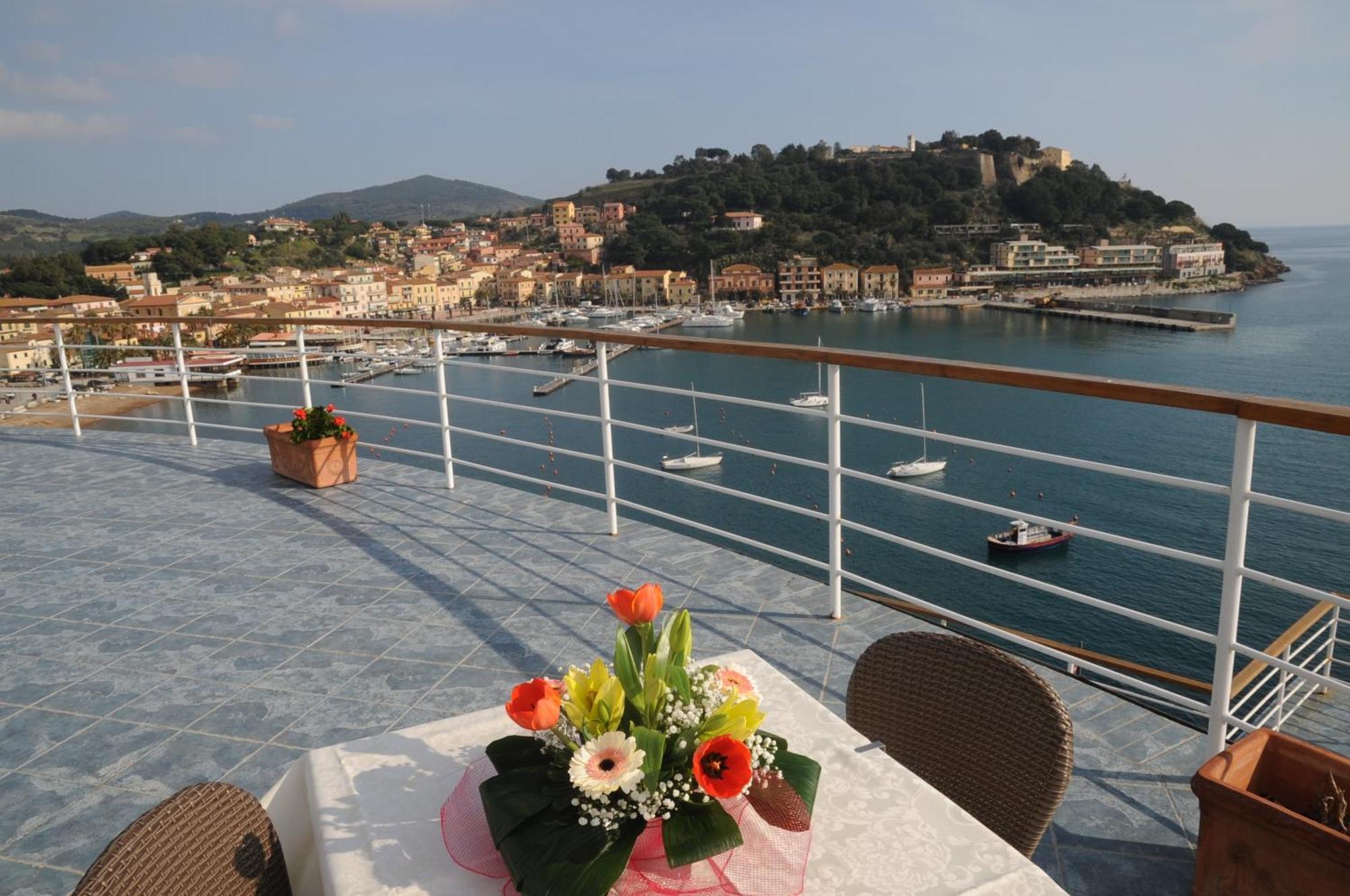 Hotel Plaza Porto Azzurro Esterno foto